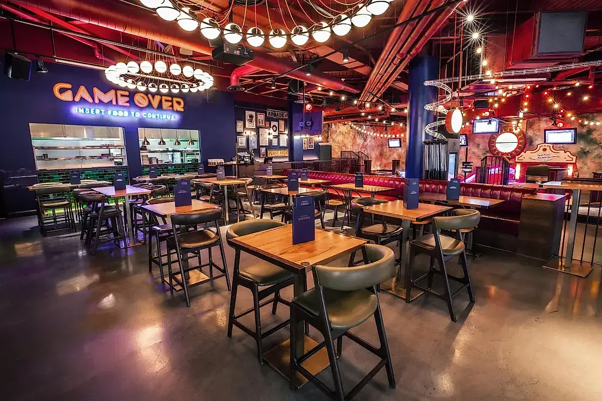 Puttshack Venue Dining Space