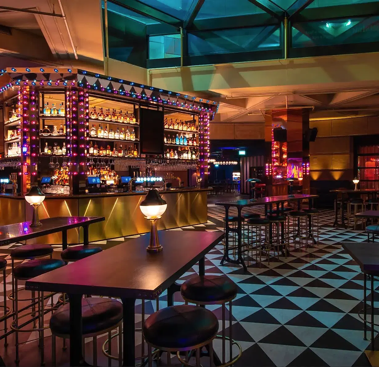 Image of a Puttshack venue's bar and high tops