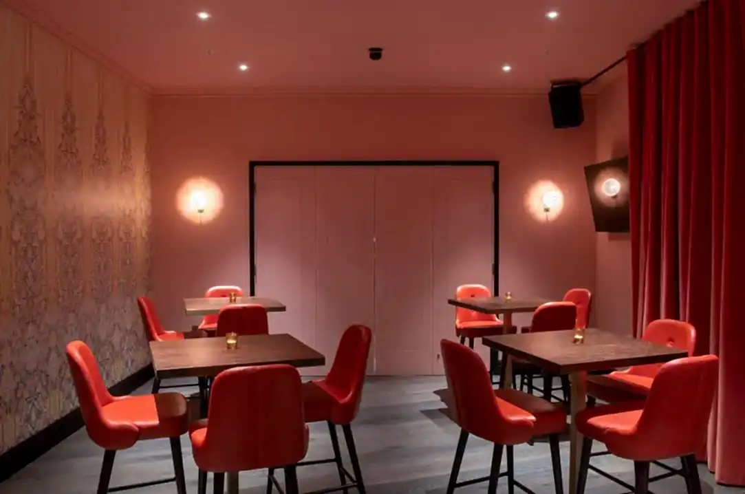 Rose venue inside of Puttshack