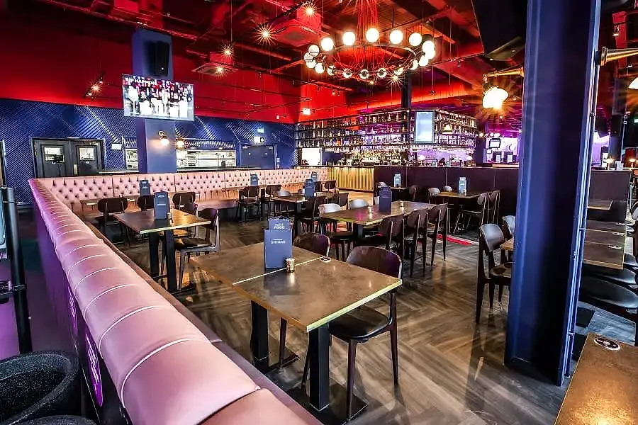 Image of a Puttshack venue's bar and dining area at Lakeside